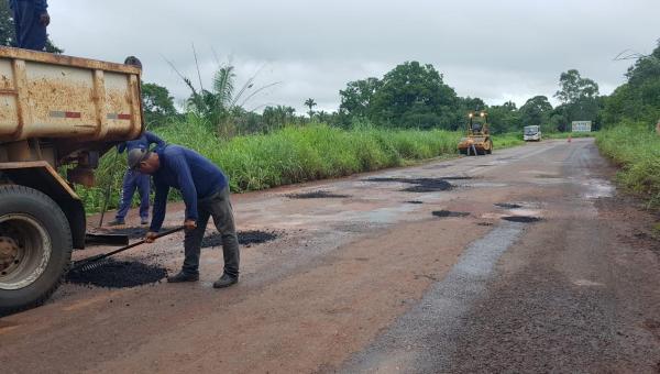OBRAS EM AÇÃO: AGETO realiza reforma na TO-210, que liga Ananás a Angico