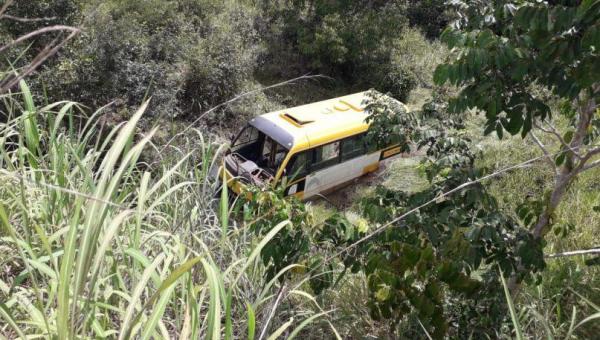 Ônibus Escolar da Prefeitura de Luzinópolis Sofre Acidente Lotado de Crianças e Cai Dentro do Córrego Taboquinha