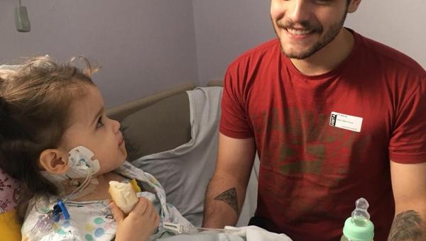 Pai herói curte o Dia dos Pais após salvar a filha com transplante: 'Gratidão'