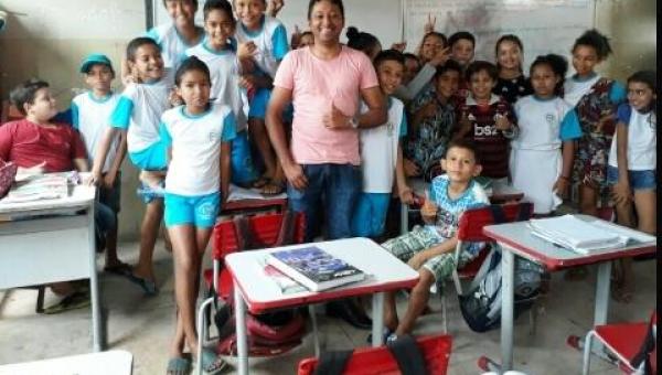 PALESTRA CULTURAL: poeta apresenta história de Ananás a alunos do 5° ano