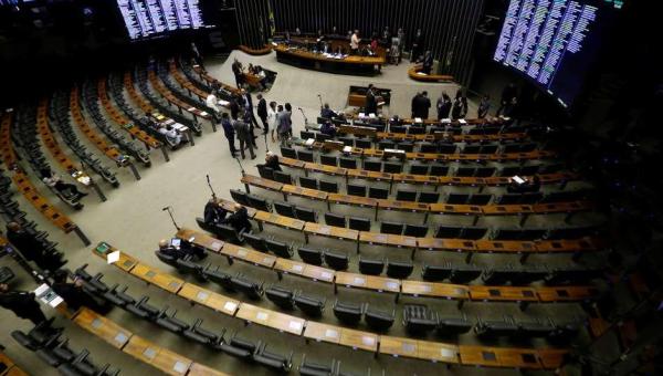 Para manter auxílio, Câmara mira salário de servidores