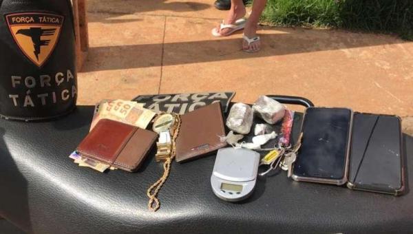 Parada pela PM, dupla de moto é presa com drogas, joias e balança de precisão