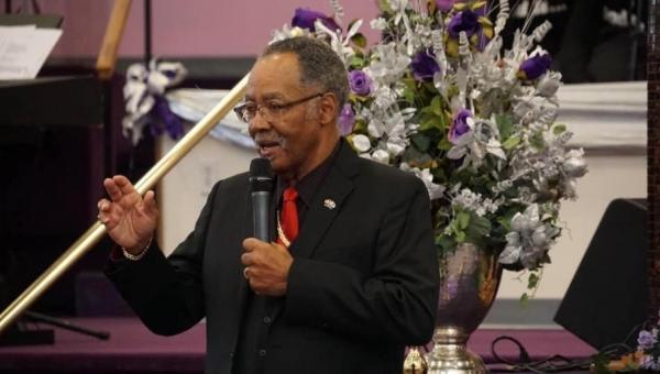Pastor que incentivou igreja lotada na quarentena morre de covid-19 nos EUA