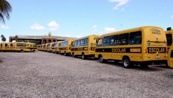 Pau D’Arco adquire dois novos ônibus escolares