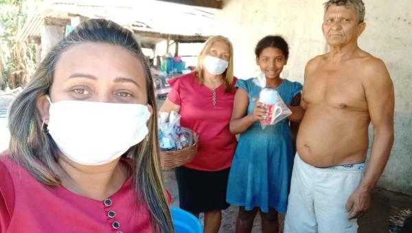 PAU D'ARCO: Prefeitura e SCFV entregam lembranças aos pais pela comemoração do seu dia