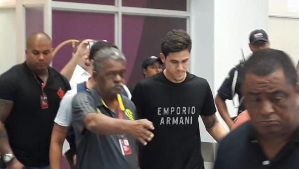 Pedro desembarca no Rio para assinar com o Flamengo: 
