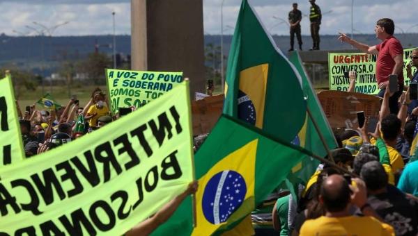 POLÍTICA: Militares reprovam ida de Bolsonaro a ato antidemocrático