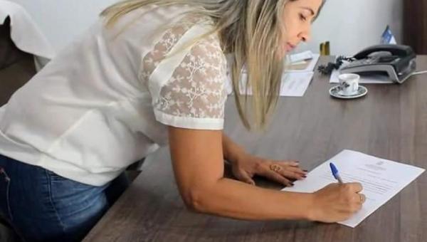 Prefeita Patrícia Evelin assina decreto com novas medidas contra o COVID-19 