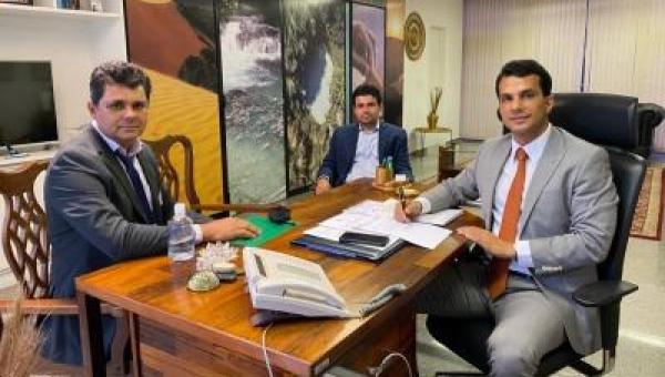 Prefeito Batista Cavalcante e Senador Irajá discutem emissão de recursos para Presidente Kennedy 