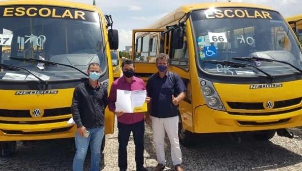 Prefeito Batista Cavalcante recebe novos ônibus escolares para Presidente Kennedy