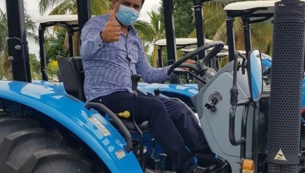 Prefeito Batista Cavalcante recebe trator para atender comunidade rural de Presidente Kennedy