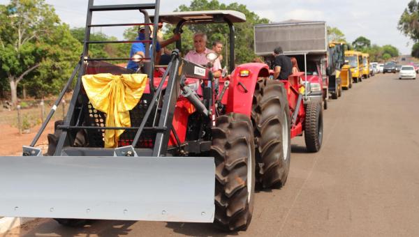 Prefeito Eduardo Madruga entrega máquinas para a agricultura familiar e veículos para a educação.
