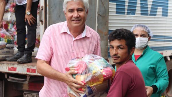 Prefeito Eduardo Madruga realiza a entrega de cestas básicas para a população de Wanderlândia 