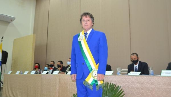 Dr. Kasarin, vice-prefeito Francisco do Cacau e vereadores tomaram posse nesta sexta-feira em Colinas do Tocantins