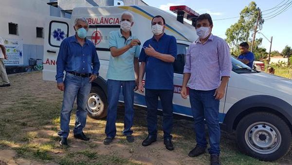 Prefeito Valber Saraiva e Deputado Issan Saado entregam ambulância para transportar população de Ananás 