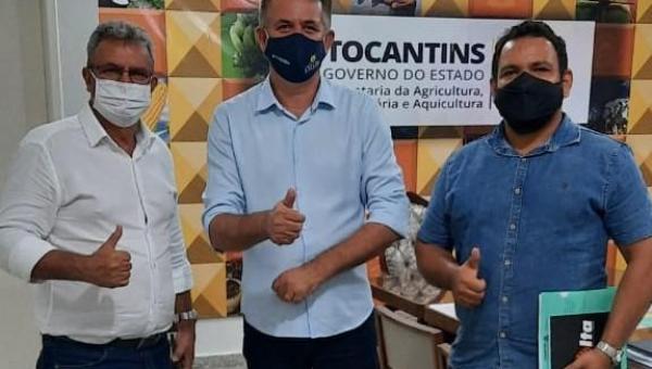 Prefeito Valdemar recebe em Palmas ônibus, trator e garantia de destinação de recursos para Ananás