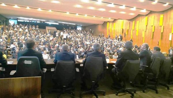 Prefeitos lotam auditório do Senado; Aroldi apresenta estudo sobre extinção de Municípios