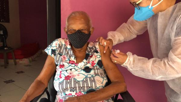 Prefeitura de Xambioá inicia vacinação prioritária de idosos contra o COVID-19