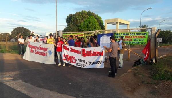 Protesto contra o corte de verba para educação – Estudantes bloqueiam entrada de universidades do TO