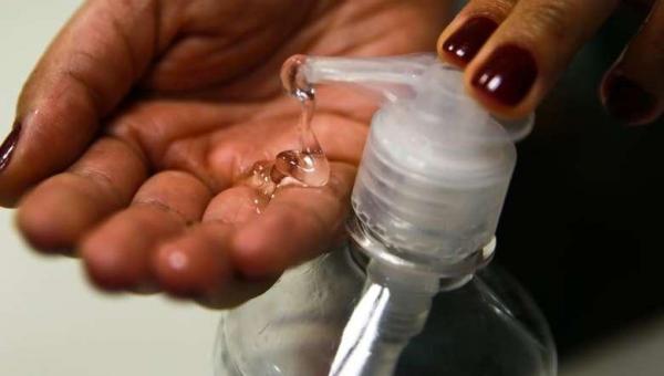 Químico faz alerta para cuidados na aquisição e uso do álcool em gel