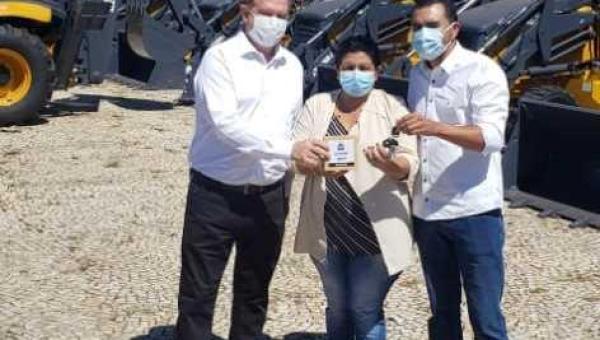 RIACHINHO: Prefeita Diva recebe retroescavadeira para melhorar acessos rurais do município