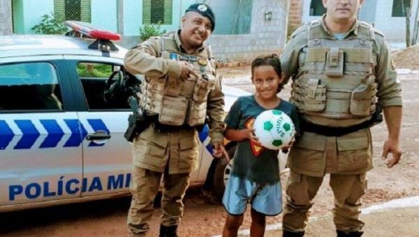 SÃO BENTO: Policiais militares presenteiam criança carente com brinquedo