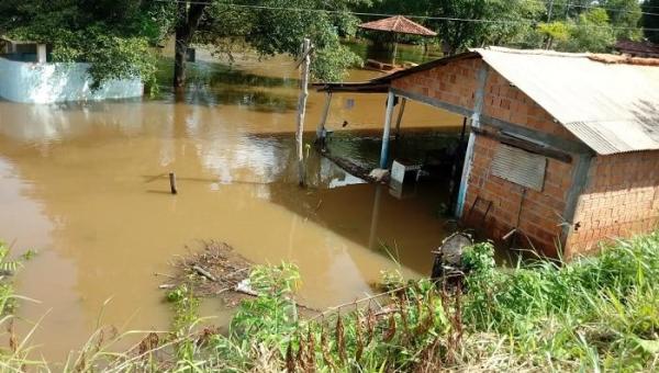 SÃO BENTO: Ribeirão transborda e alaga pontos comerciais