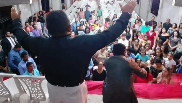 SOLIDARIEDADE: Igreja Casa da Benção distribui cestas básicas e abre nova Igreja em Angico 