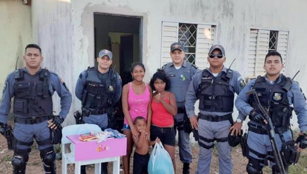 SOLIDARIEDADE: PMs dão presente a menina que fazia tarefa no chão