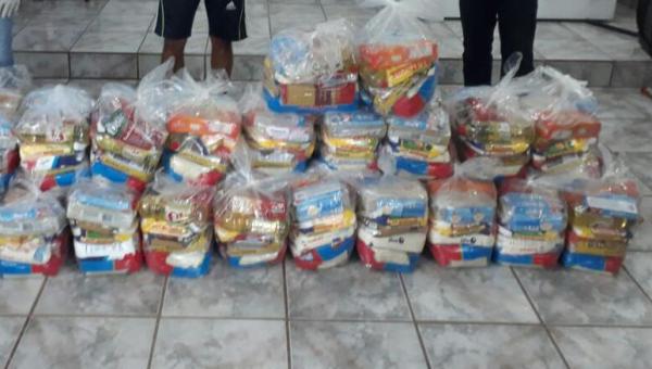 SOLIDARIEDADE: Prefeito Valber Saraiva distribui cestas básicas para artistas e artesãos em parceria com o Governo do Estado