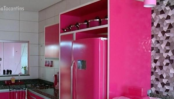 SONHO REALIZADO: Após ter cor de roupa elogiada pelo marido, vendedora encomenda móveis e decora toda a casa com tons de rosa
