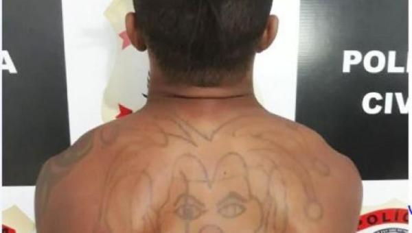 Suspeito de matar adolescente a facadas é capturado escondido embaixo de cama