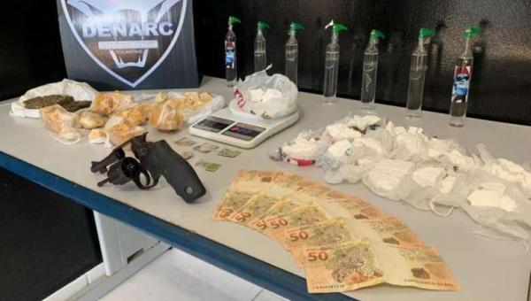 Suspeito de tráfico é preso em casa com variedade de drogas e arma de fogo