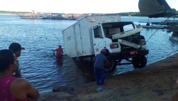 TOCANTINÓPOLIS: Caminhão que caiu no Rio Tocantins é retirado 72 horas depois