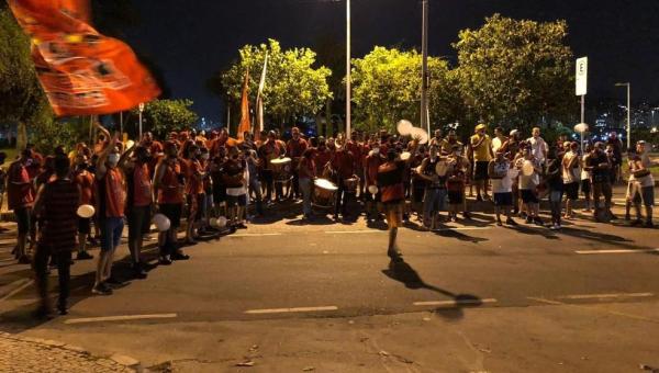 Torcida do Flamengo faz festa na chegada do clube ao Rio após o empate com o Palmeiras