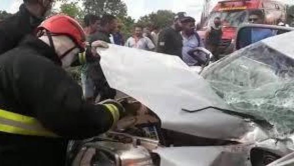 Três pessoas ficam feridas após veículos baterem em trecho da BR-153 que passa por obras