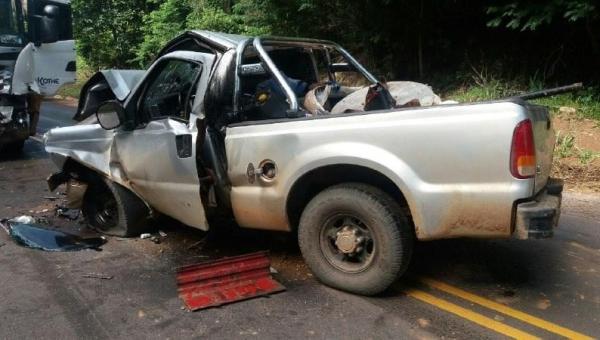 Ultrapassagem indevida provoca grave acidente na BR-153