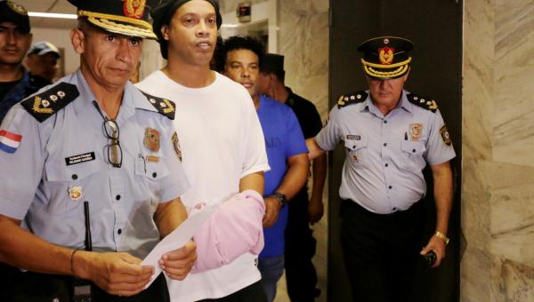 Um mês depois, Ronaldinho segue preso no Paraguai e sem perspectiva de sair
