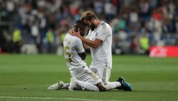 Vinicius Junior e Rodrygo marcam, e Real Madrid vence o Osasuna no Bernabéu