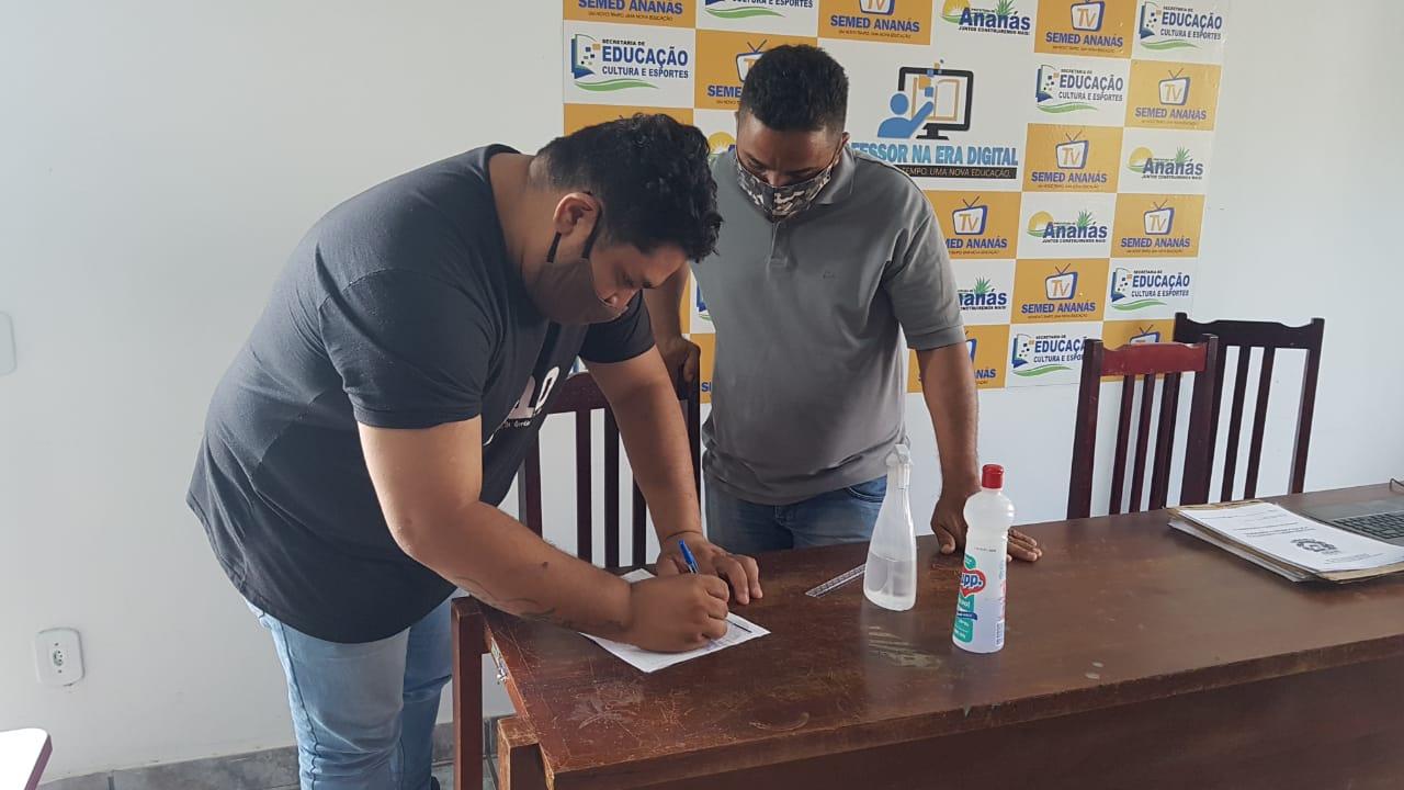 Prefeito Valdemar Nepomuceno entrega  cestas básicas para artistas de Ananás 