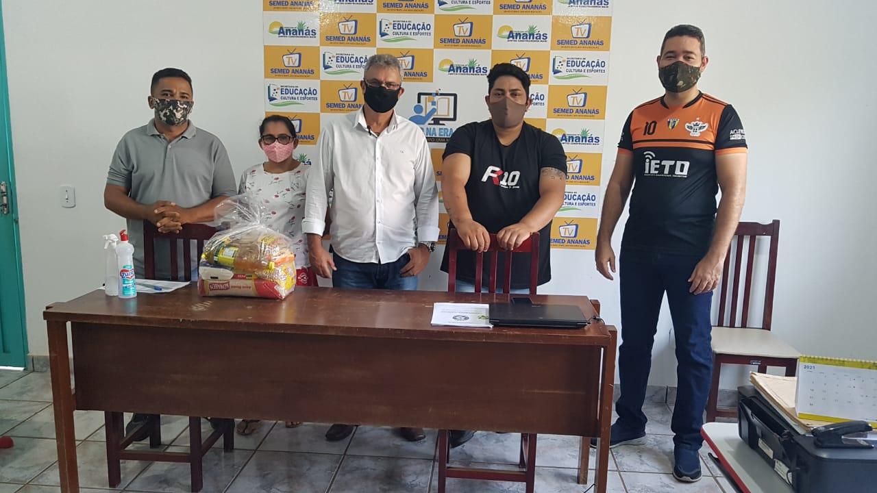 Prefeito Valdemar Nepomuceno entrega  cestas básicas para artistas de Ananás 
