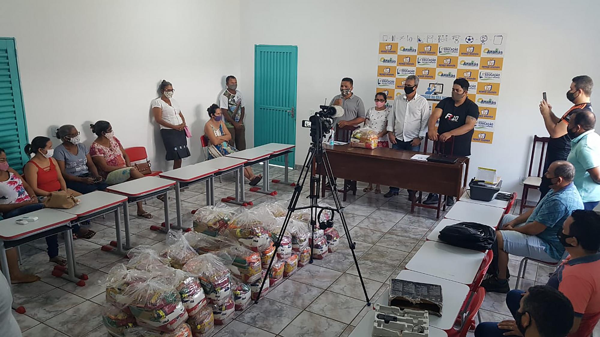 Prefeito Valdemar Nepomuceno entrega  cestas básicas para artistas de Ananás 