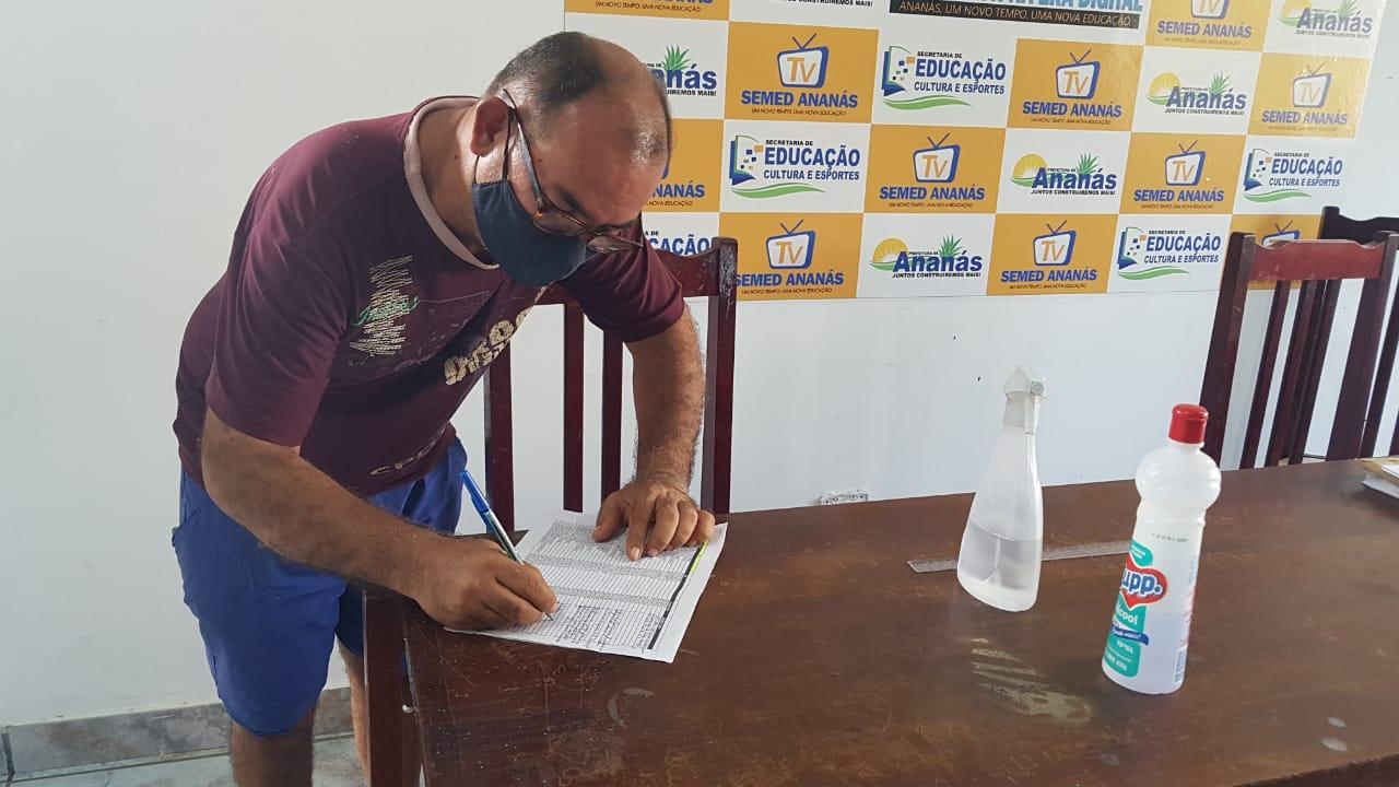Prefeito Valdemar Nepomuceno entrega  cestas básicas para artistas de Ananás 
