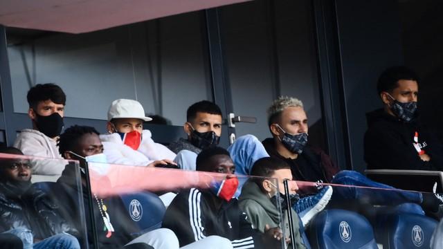 Mbappé faz dois, PSG vence com gol nos acréscimos e fica a um ponto do líder Lille