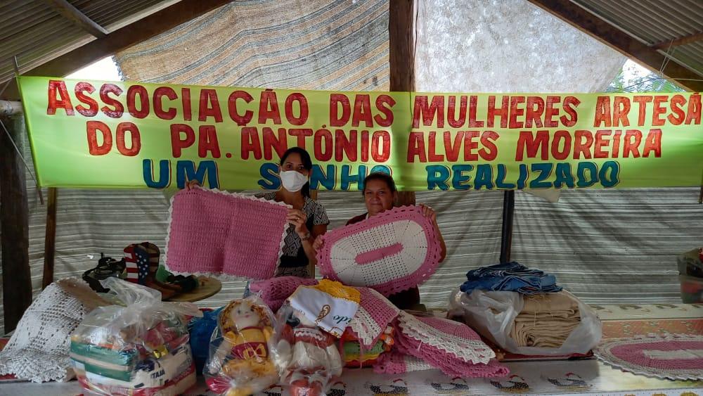 Primeira Dama de Ananás entrega cestas básicas para famílias de Assentamento Rural 