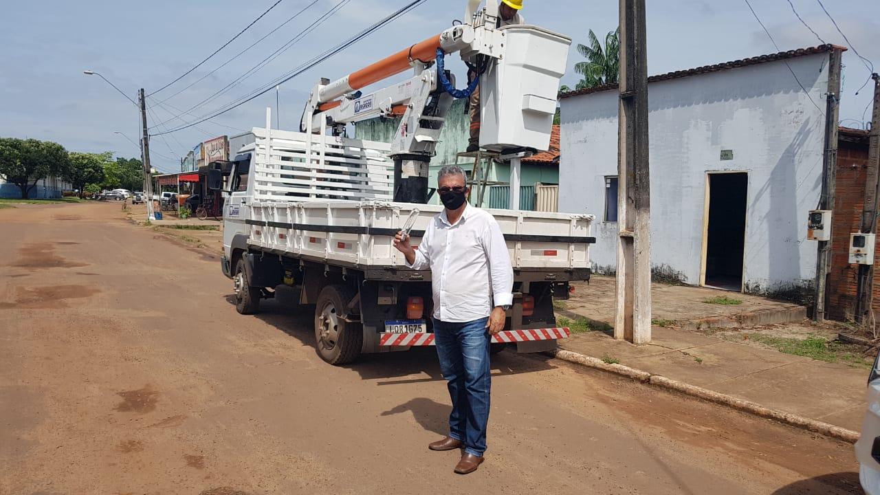 Prefeitura restaura iluminação pública e população comemora em Ananás 
