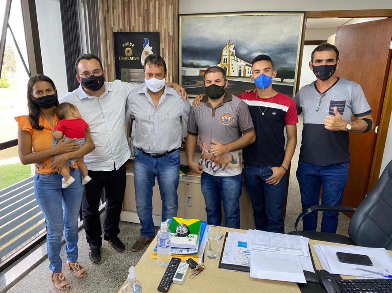 Grupo Independentes do PTB de Ananás entrega kits cestas básicas para moradores do município 