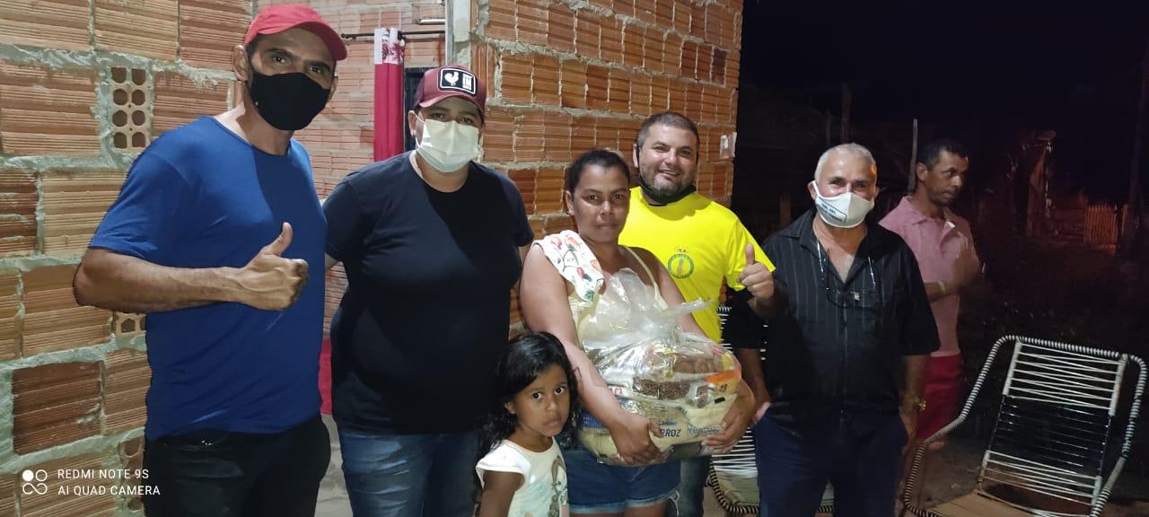 Grupo Independentes do PTB de Ananás entrega kits cestas básicas para moradores do município 