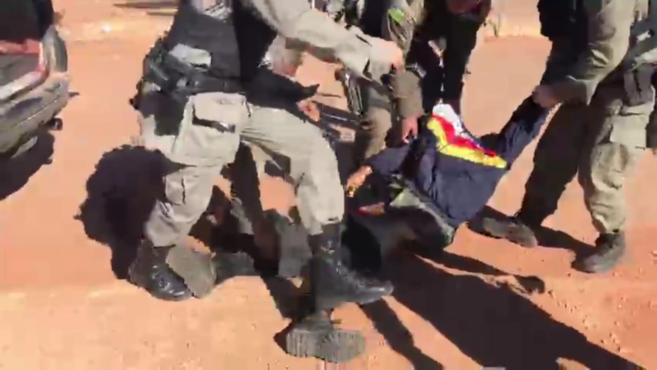 Lázaro é morto durante troca de tiros na mata, diz polícia Lázaro é morto durante troca de tiros na mata, diz polícia