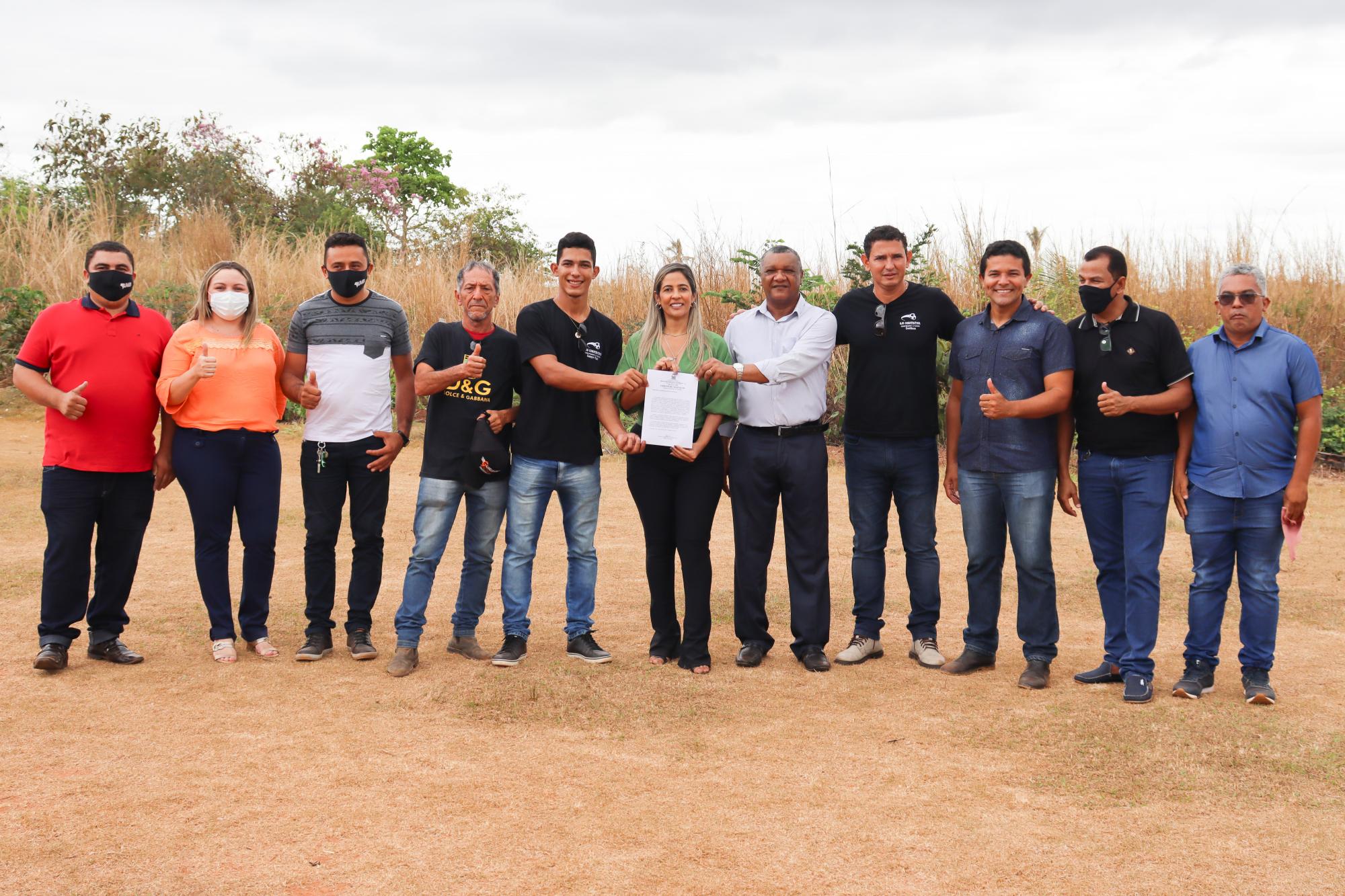 Prefeita Patrícia Evelin assina ordem de serviços para construção de campo de futebol no Povoado Manchão do Meio
